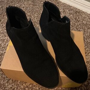 Black short heel boots